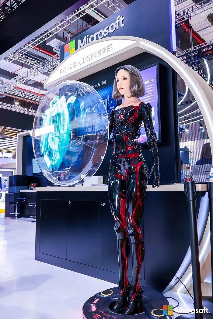 有溫度、有表情，未來舞臺(tái)的智慧新聲——進(jìn)博會(huì)上的主持與講解機(jī)器人